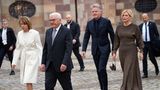 Pilawa und Klöckner waren ein beliebtes Motiv für die Fotografen vor Ort, so auch hier vor der Kirche hinter Bundespräsident Frank-Walter Steinmeier und dessen Gattin Elke Buedenbender