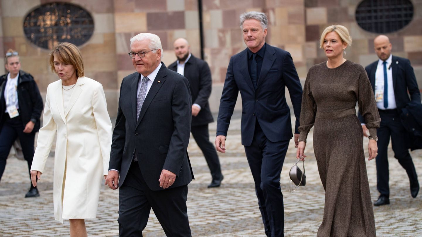 Pilawa und Klöckner waren ein beliebtes Motiv für die Fotografen vor Ort, so auch hier vor der Kirche hinter Bundespräsident Frank-Walter Steinmeier und dessen Gattin Elke Buedenbender