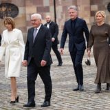 Pilawa und Klöckner waren ein beliebtes Motiv für die Fotografen vor Ort, so auch hier vor der Kirche hinter Bundespräsident Frank-Walter Steinmeier und dessen Gattin Elke Buedenbender