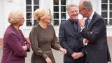 Das frische Paar feixt mit Kanzler Friedrich Merz