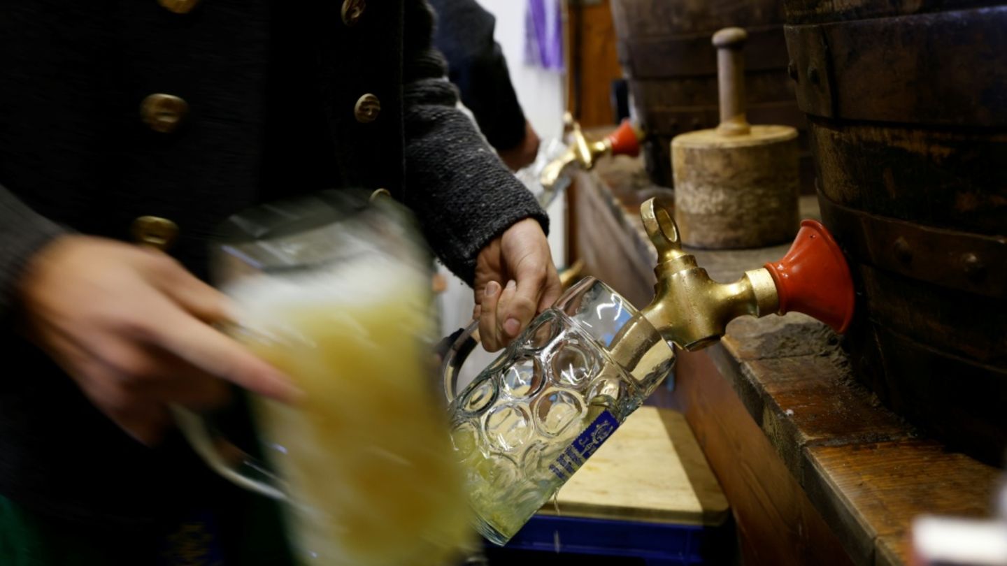Bierzapfen beim Oktoberfest