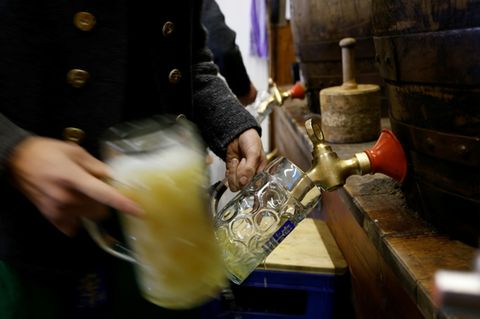 Bierzapfen beim Oktoberfest
