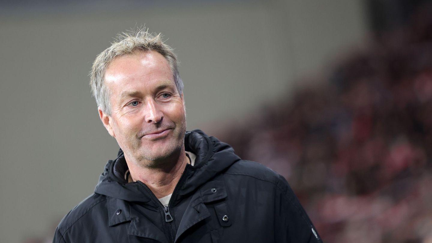 Leverkusens Trainer Kasper Hjulmand hat über die Partie gegen Union Berlin gesprochen. Foto: Rolf Vennenbernd/dpa