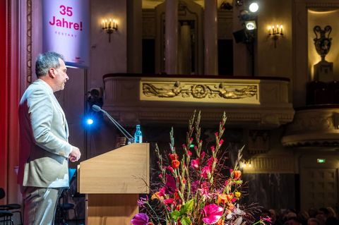 Grund zum Feiern und zum Nachdenken: Der Cottbuser Oberbürgermeister Tobis Schick (SPD) bei einem Festakt zum 35. Jahrestag der