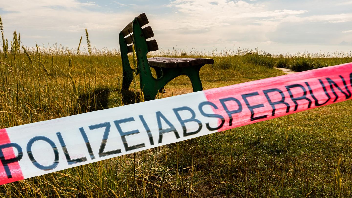 Polizeiabsperrung auf dem Land