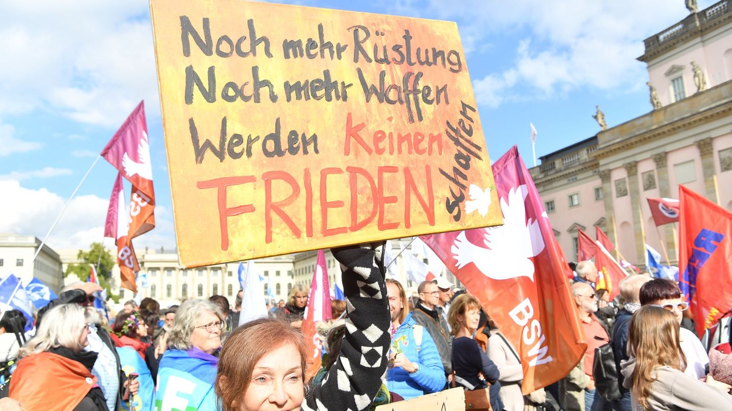 Zu einer Friedensdemo in Berlin kamen Tausende Menschen zusammen. Foto: Paul Zinken/dpa