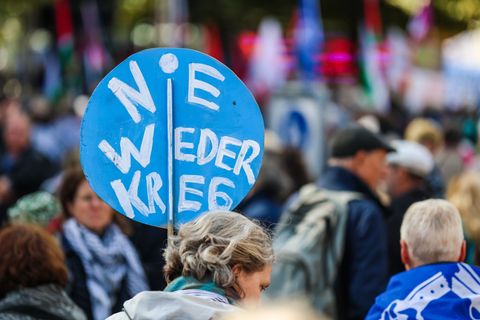 Friedensinitiativen hatten zu der Demonstration in Stuttgart aufgerufen. Foto: Christoph Schmidt/dpa