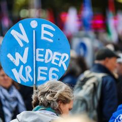 Friedensinitiativen hatten zu der Demonstration in Stuttgart aufgerufen. Foto: Christoph Schmidt/dpa