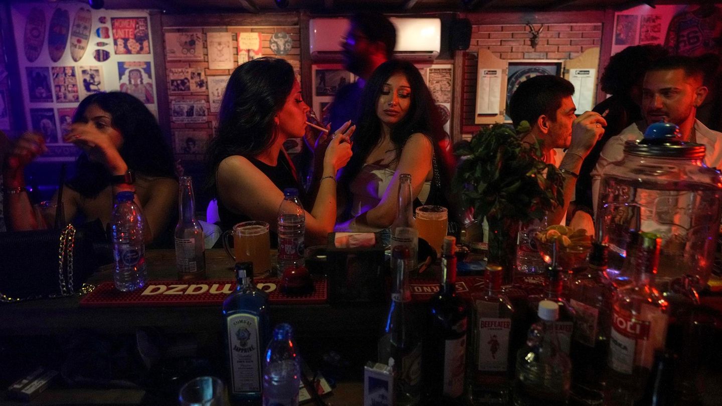 Damaskus, Syrien. Menschen versammeln sich in einer Bar, während sie den frühen Freitag genießen. Circa zehn Monate nach dem Sturz Assads in Syrien ist die Lage im Land noch immer nicht vollends befriedet. Die Möglichkeit, relativ ungezwungen in einer Bar einen Drink nehmen zu können, gehört für Frauen und Männer aber zu den errungenen Freiheiten der Nach-Assad-Ära