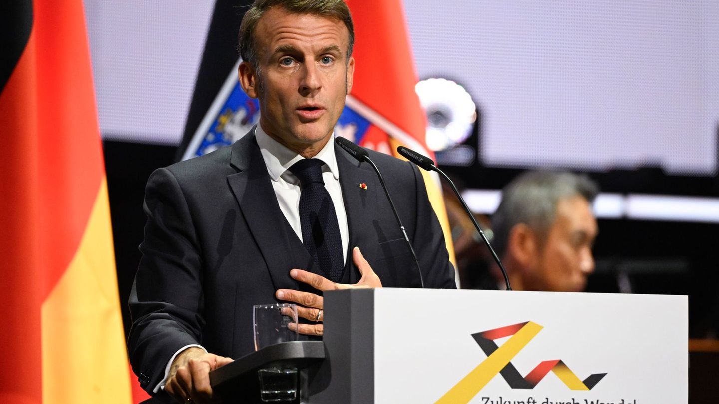 Macron hat am Einheitsfeiertag in Saarbrücken zur Verteidigung der Demokratie aufgerufen. Foto: Jean-Christophe Verhaegen/POOL A