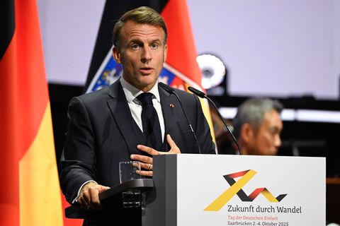 Macron hat am Einheitsfeiertag in Saarbrücken zur Verteidigung der Demokratie aufgerufen. Foto: Jean-Christophe Verhaegen/POOL A
