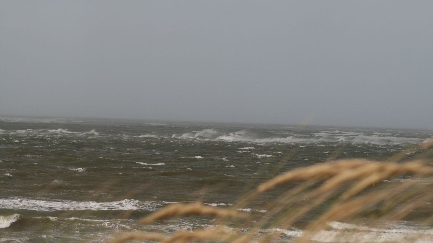 Stürmisches Wetter soll am Wochenende unter anderem auf Norderney für eine Sturmflut sorgen. (Symbolbild) Foto: Kai Moorschlatt/