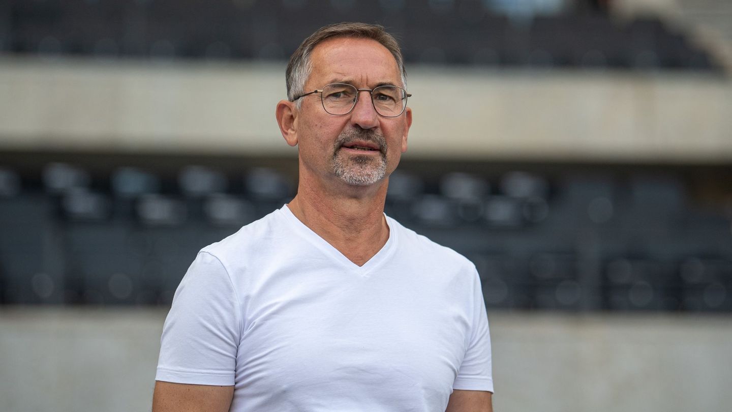 Nicht länger Sportchef in Regensburg: Achim Beierlorzer. (Archivbild) Foto: Sebastian Räppold/Matthias Koch/dpa