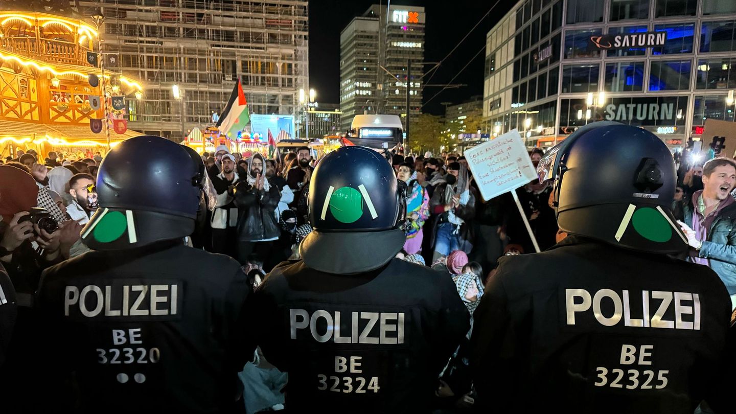 Am Donnerstag eskalierten in Berlin mehrere Proteste gegen das Vorgehen Israels. Foto: Sven Kaeuler/dpa