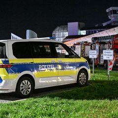 Polizei und Feuerwehr sind nach Drohnensichtungen und Flugausfällen am Flughafen München im Einsatz