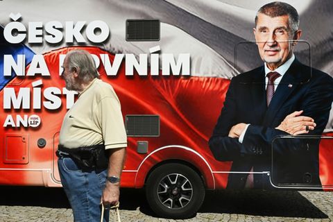 Bus mit Wahlwerbung für Andrej Babis
