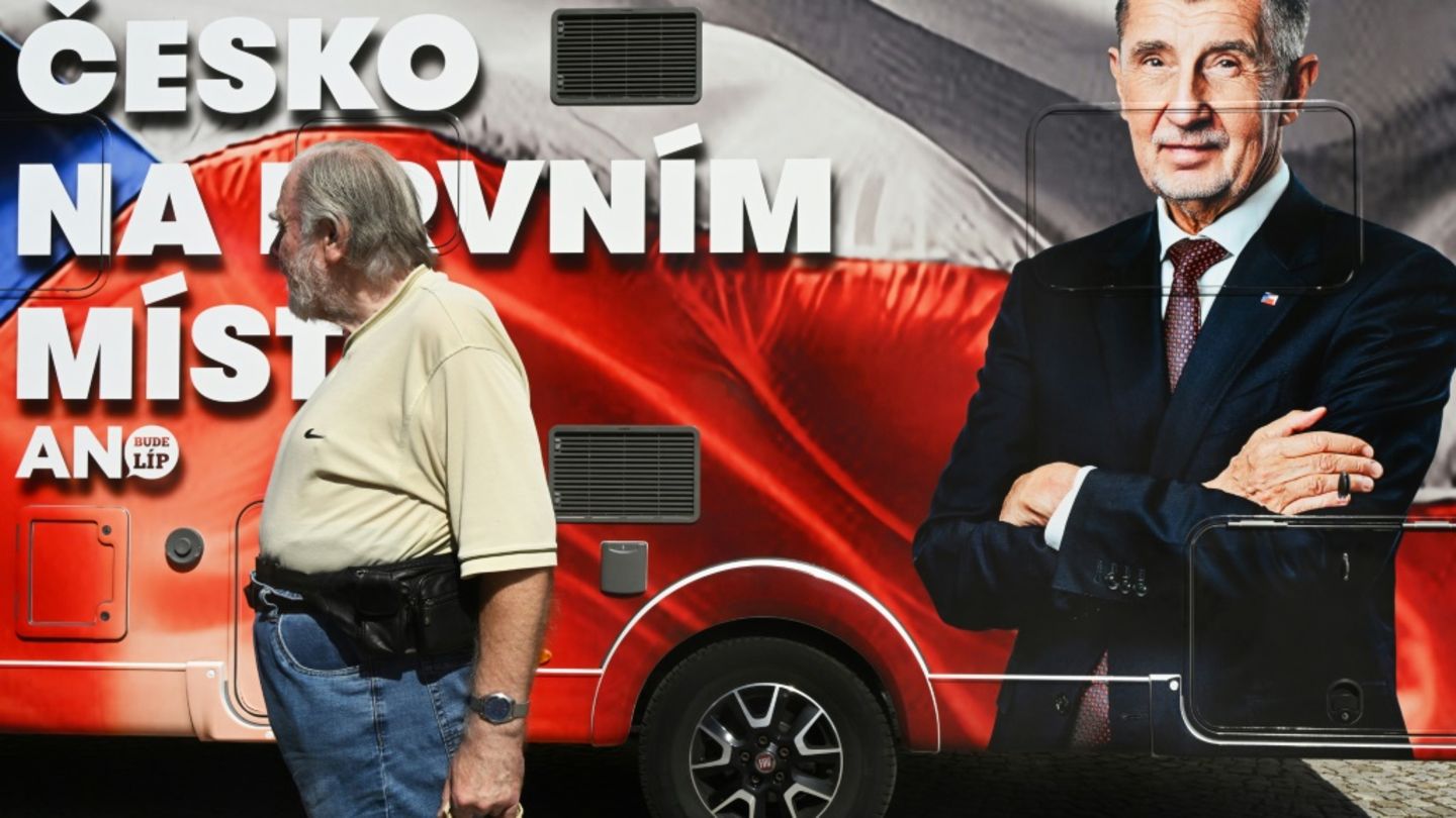 Bus mit Wahlwerbung für Andrej Babis