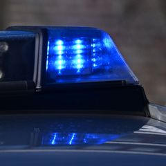 Die Polizei nahm den Verdächtigen noch am Tatort fest. (Symbolbild) Foto: Bernd Weißbrod/dpa