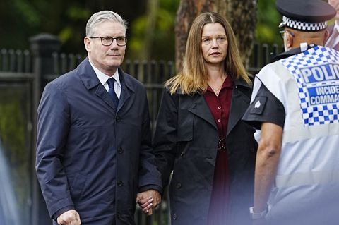 Der britische Premier Keir Starmer besucht den Ort des Geschehens am Tag nach dem Angriff auf eine Synagoge in Manchester. Foto: