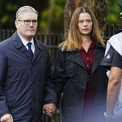 Der britische Premier Keir Starmer besucht den Ort des Geschehens am Tag nach dem Angriff auf eine Synagoge in Manchester. Foto: