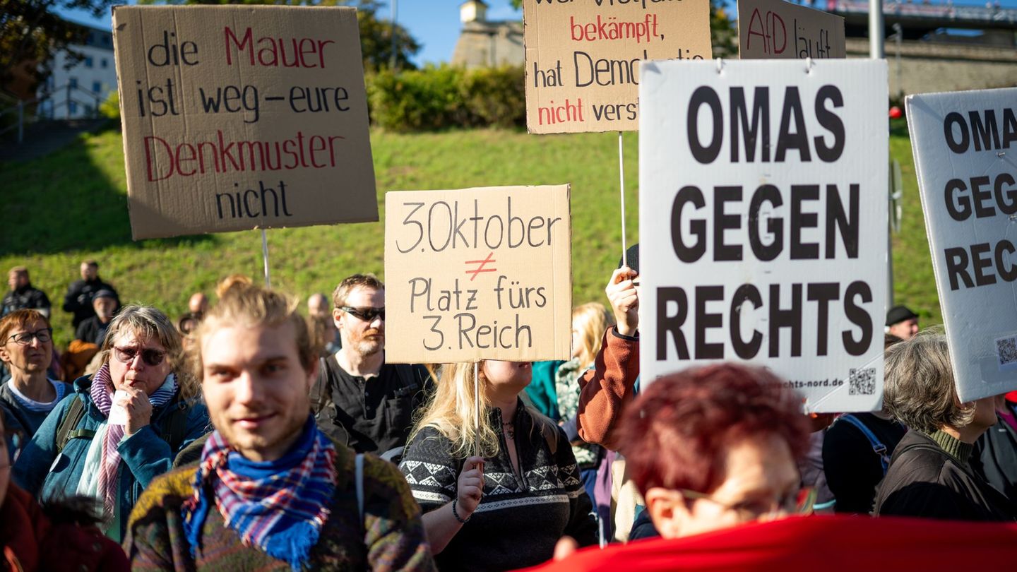 Nach Angaben der Polizei vom Freitagnachmittag nahmen rund 950 Menschen an der Demonstration teil, die sich gegen eine Kundgebun