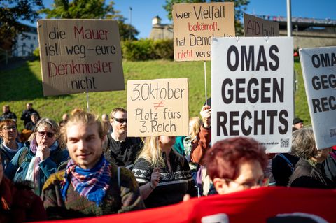 Nach Angaben der Polizei vom Freitagnachmittag nahmen rund 950 Menschen an der Demonstration teil, die sich gegen eine Kundgebun