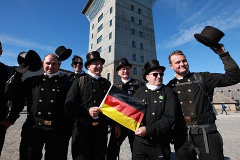 Schornsteinfeger aus Sachsen-Anhalt und Niedersachsen begehen den Tag der Deutschen Einheit auf dem Brocken. Foto: Matthias Bein