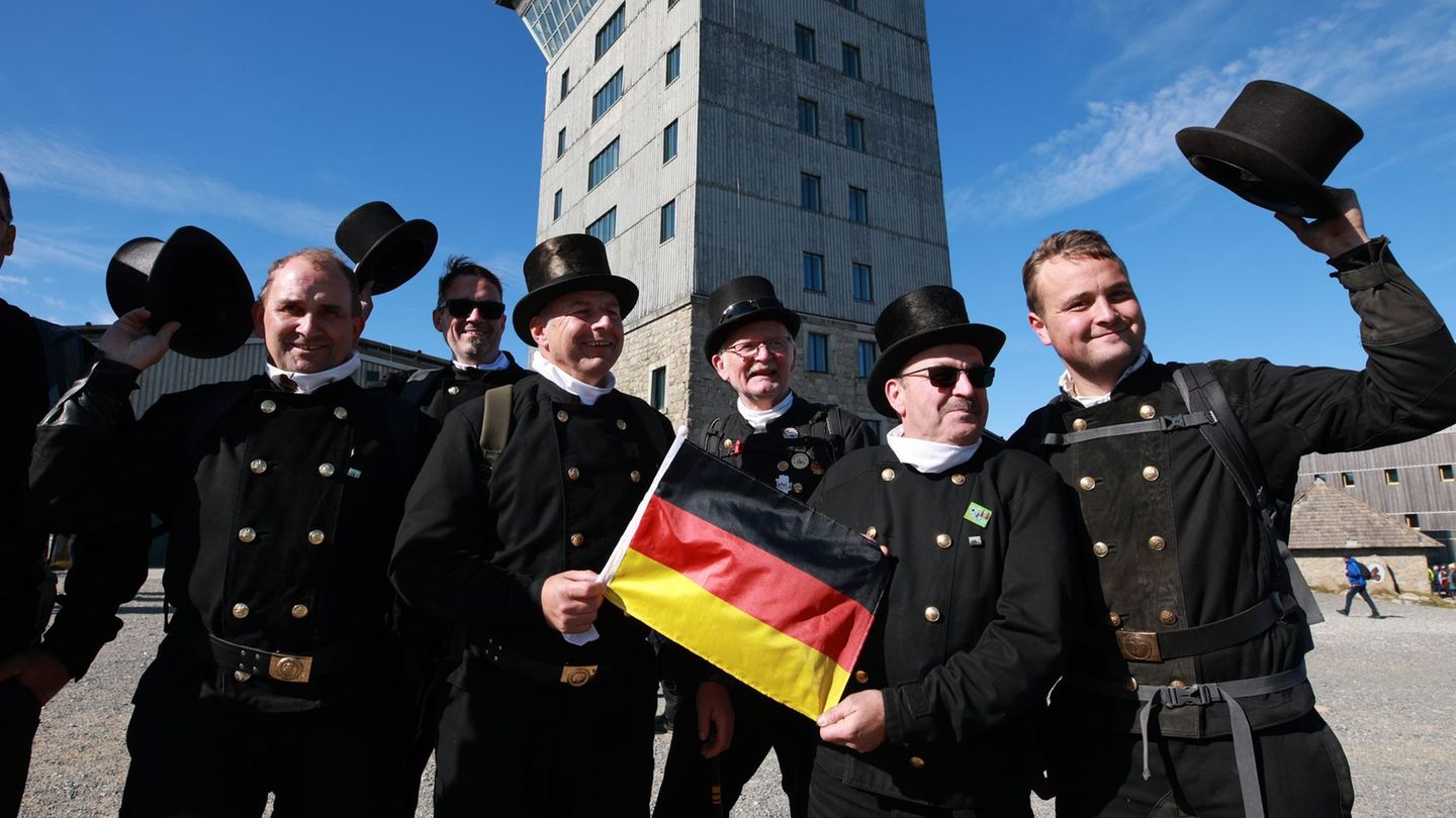 Schornsteinfeger aus Sachsen-Anhalt und Niedersachsen begehen den Tag der Deutschen Einheit auf dem Brocken. Foto: Matthias Bein