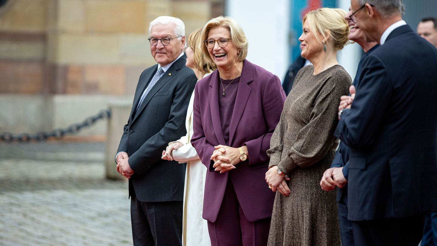 Fröhliche Stimmung zum Tag der Deutschen Einheit in Saarbrücken: Gastgeberin und Ministerpräsidentin Anke Rehlinger (SPD) (M) mi