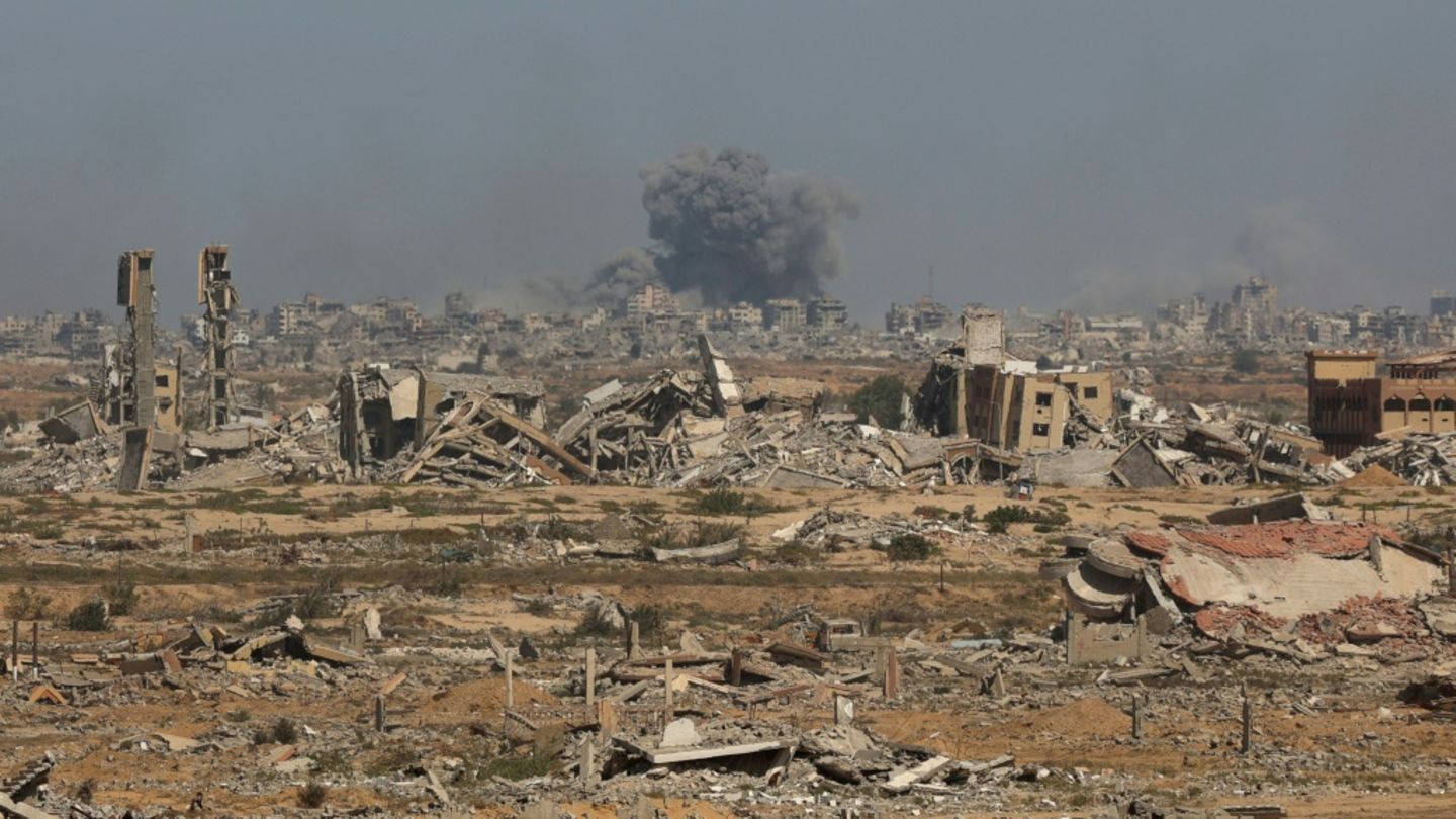 Rauch steigt nach einem israelischen Angriff auf den Gazastreifen auf