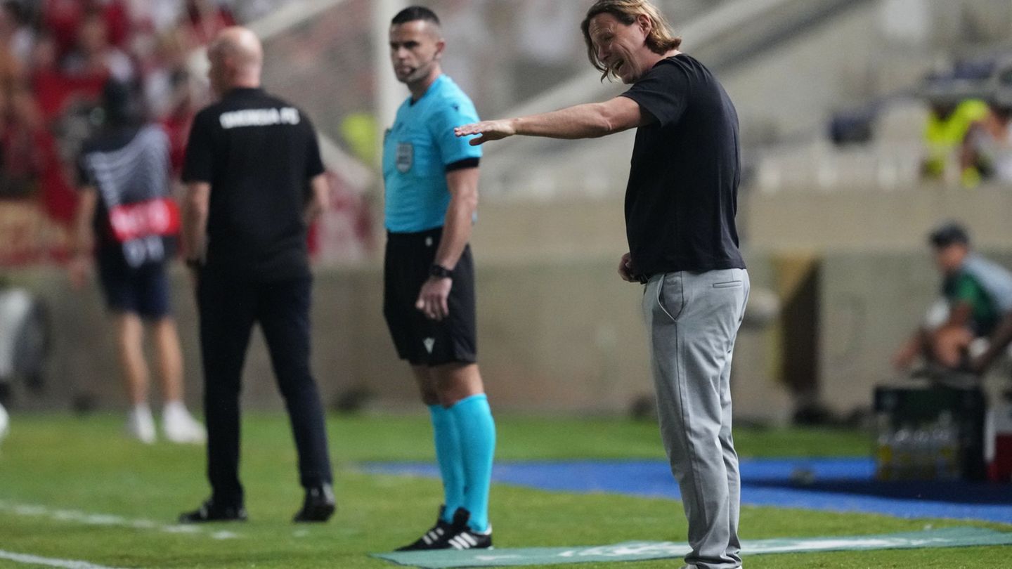 Mainz-Trainer Bo Henriksen vertraut auf seinen Ersatzkeeper Lasse Rieß. Foto: Petros Karadjias/AP/dpa