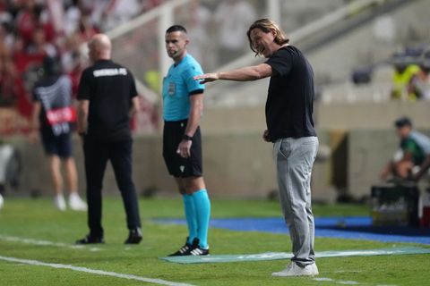 Mainz-Trainer Bo Henriksen vertraut auf seinen Ersatzkeeper Lasse Rieß. Foto: Petros Karadjias/AP/dpa