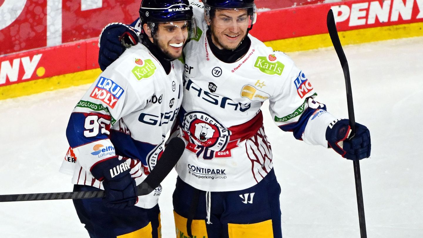 Nationalspieler Frederik Tiffels (l.) erzielte den Siegtreffer der Eisbären Berlin in Augsburg. Foto: Uli Deck/dpa