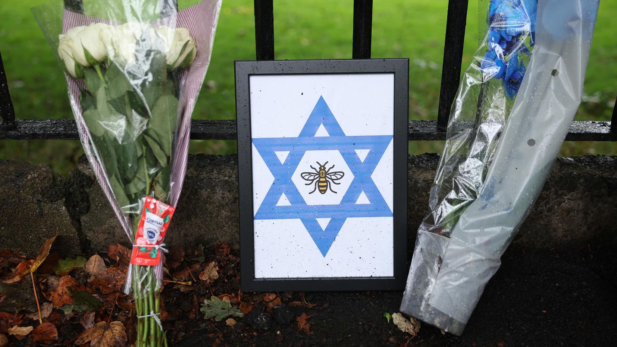 Manchesters jüdische Gemeinde trauert nach dem Anschlag auf die Synagoge in Heaton Park: Die Biene im Davidstern ist das Symbol der Stadt und steht für ihren Zusammenhalt