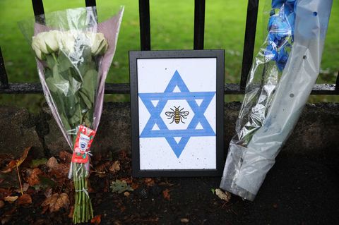 Manchesters jüdische Gemeinde trauert nach dem Anschlag auf die Synagoge in Heaton Park: Die Biene im Davidstern ist das Symbol der Stadt und steht für ihren Zusammenhalt