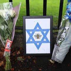 Manchesters jüdische Gemeinde trauert nach dem Anschlag auf die Synagoge in Heaton Park: Die Biene im Davidstern ist das Symbol der Stadt und steht für ihren Zusammenhalt