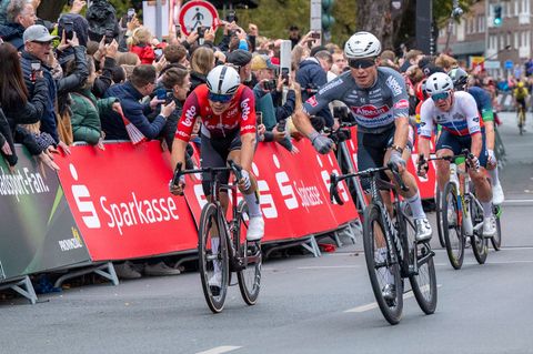Jasper Philipsen (r) ist beim Münsterland Giro erneut zum Sieg gesprintet. Foto: David Inderlied/dpa