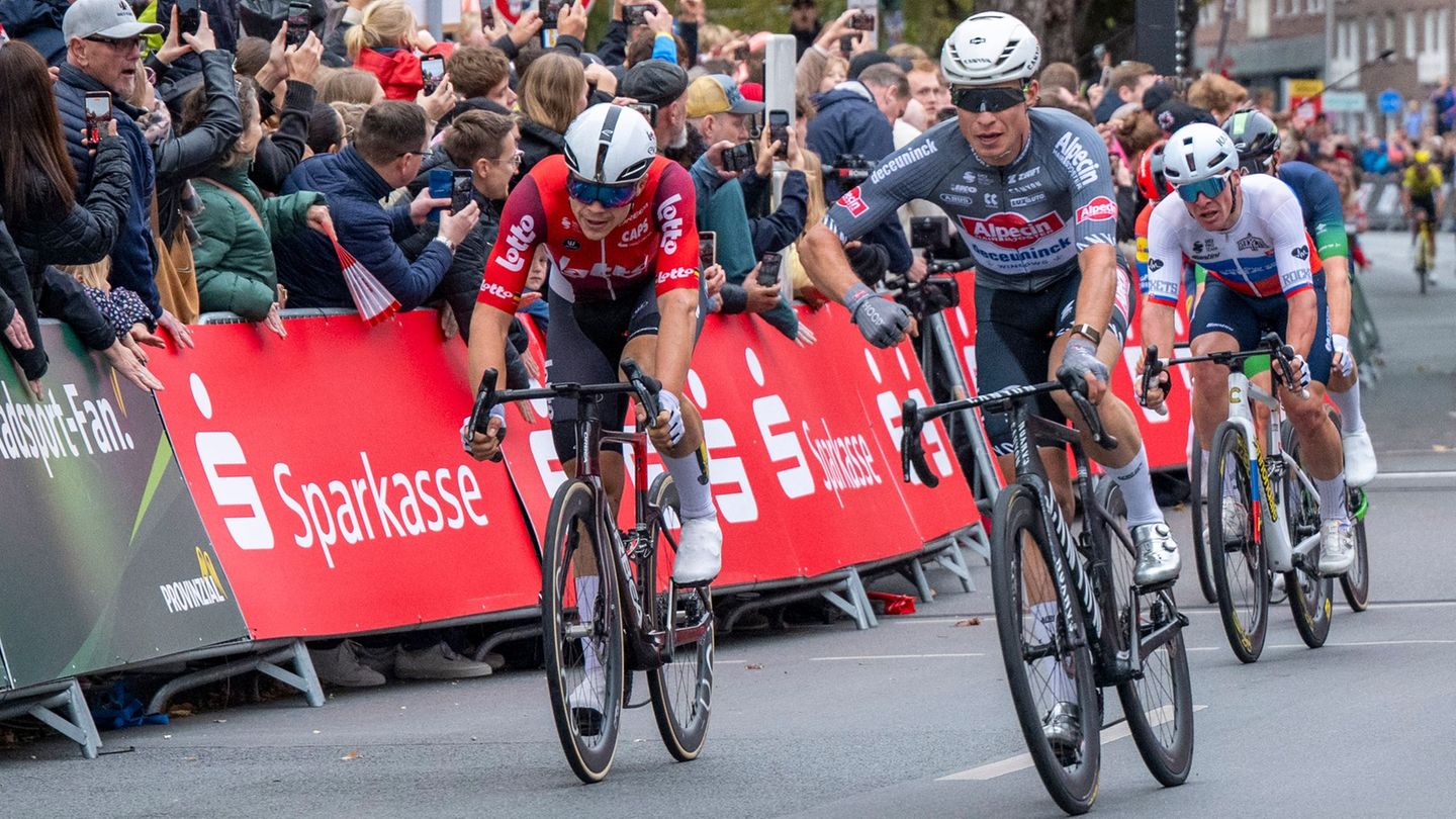 Jasper Philipsen (r) ist beim Münsterland Giro erneut zum Sieg gesprintet. Foto: David Inderlied/dpa