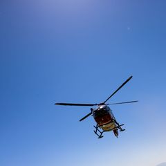 Einer der Verletzten musste mit einem Hubschrauber ins Krankenhaus gebracht werden. (Symbolbild) Foto: Philipp von Ditfurth/dpa