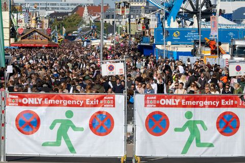 Der Andrang ist so groß, dass der Einlass zeitweise geschlossen wird. Foto: Peter Kneffel/dpa