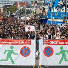 Der Andrang ist so groß, dass der Einlass zeitweise geschlossen wird. Foto: Peter Kneffel/dpa