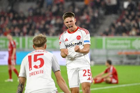 Nürnbergs Matchwinner Finn Becker (r) jubelt nach seinem Siegtor. Foto: Anke Waelischmiller/dpa
