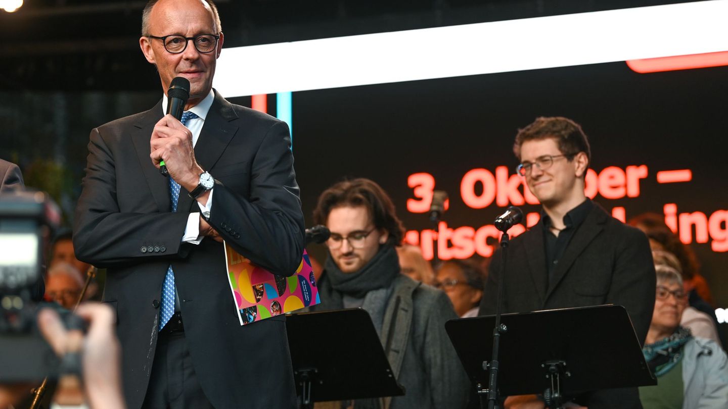 Im Rahmen der Initiative "Deutschland singt & klingt" sang Bundeskanzler Friedrich Merz (CDU) das Lied "We Shall Overcome" in Ha