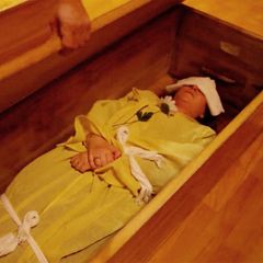 Reporterin testet bizarre Beerdigungszeremonie für Lebendige