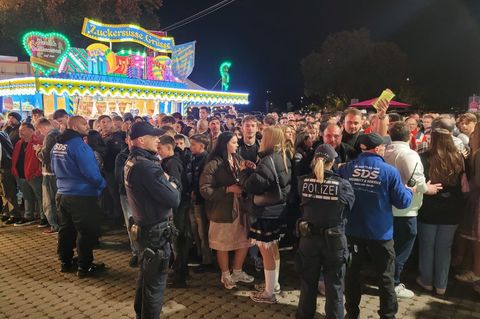 Bei den Canstatter Wasen herrschte am Abend großer Andrang. Foto: Andreas Rosar/dpa