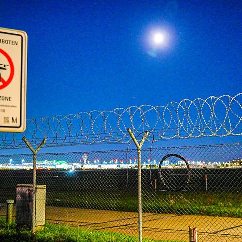 Ein Hinweisschild "Drohnen verboten" steht am Gelände des Flughafens München