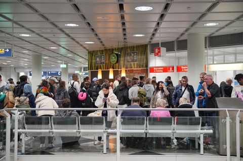 Tausende Menschen sitzen am Flughafen München fest. Foto: Enrique Kaczor/onw-images/dpa