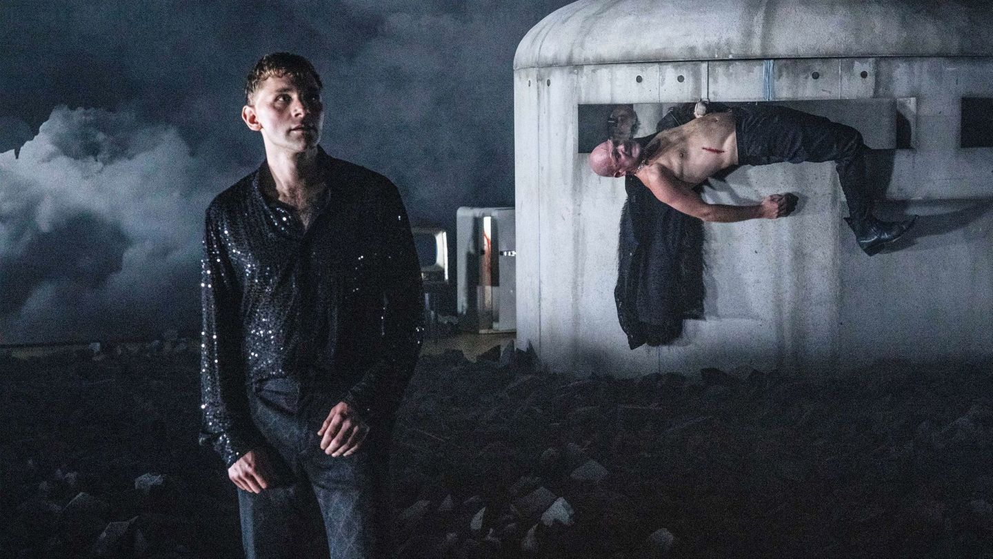 Paul Behren als "Hamlet" im Deutschen Schauspielhaus Foto: Just Loomis/Schauspielhaus Hamburge/dpa
