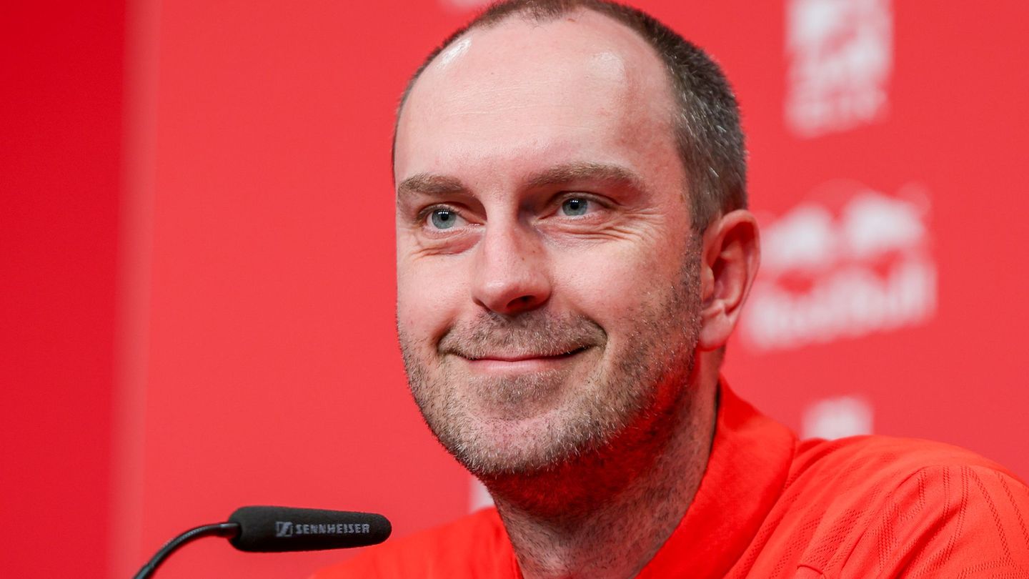 Cheftrainer Ole Werner von RB Leipzig will in Dortmund eine stabile Abwehr sehen. (Archivbild) Foto: Jan Woitas/dpa