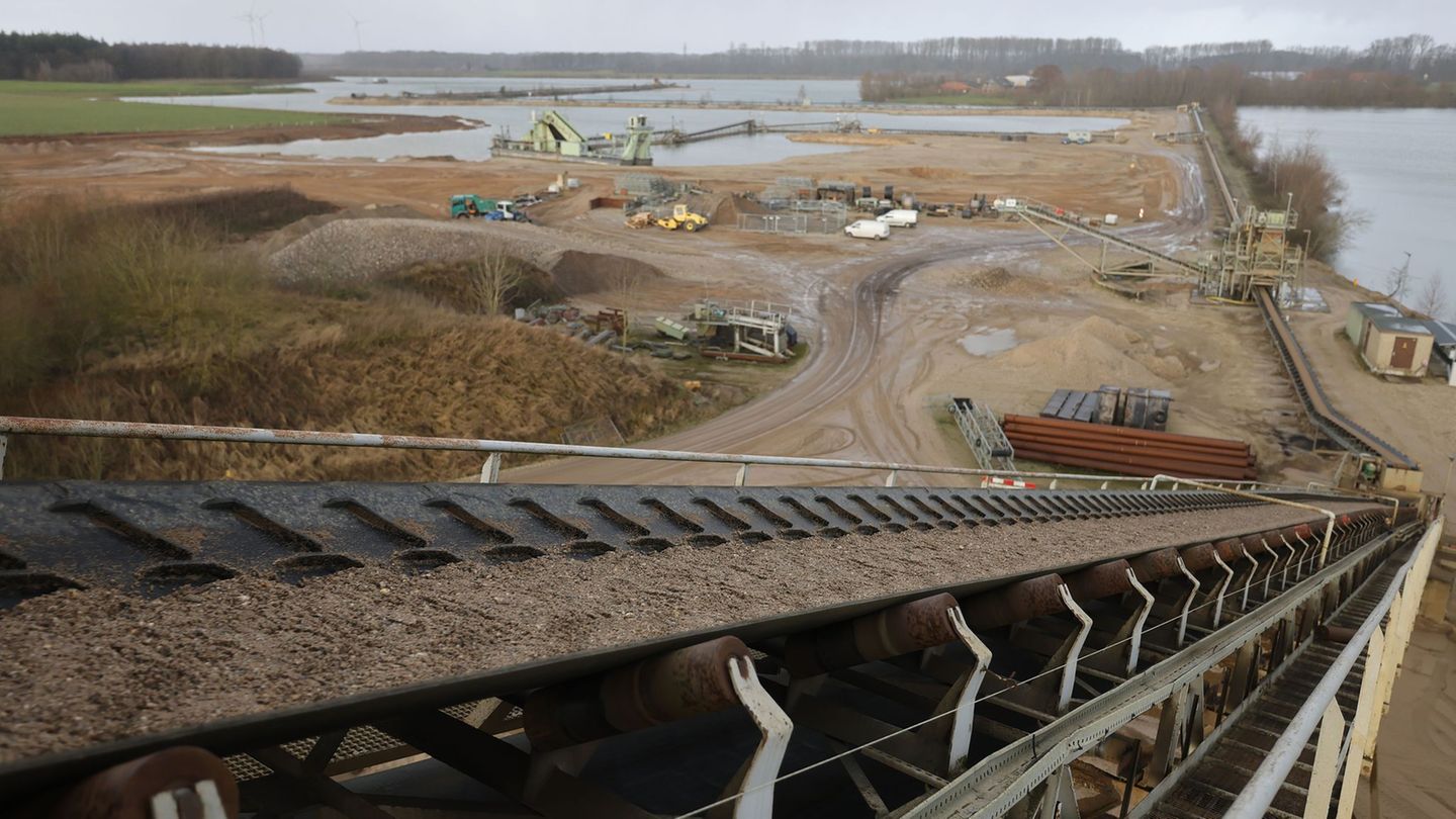 Erneut beschäftigt sich das NRW-Oberverwaltungsgericht mit dem Kiesabbau am Niederrhein. (Archivbild) Foto: Oliver Berg/dpa